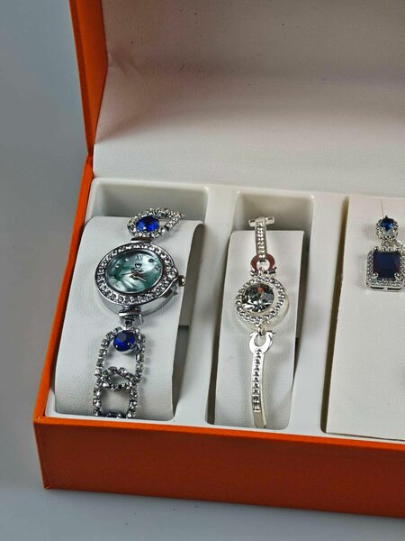 Ensemble bijou élégant argenté avec pierres bleues