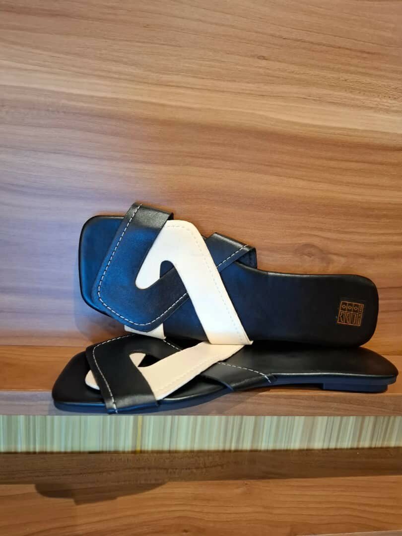 Sandales noires et blanches élégantes