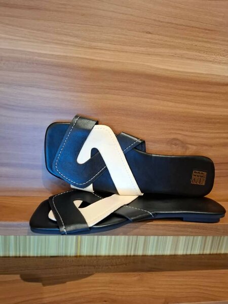 Sandales noires et blanches élégantes