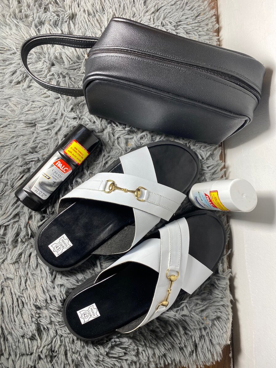 Sandales bride croisées en blanc et noir