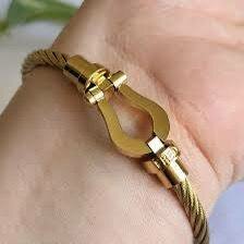 Bracelet câble doré élégant