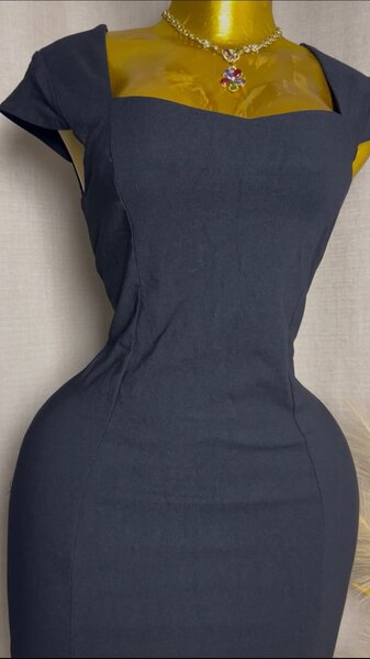 Robe élégante noire féminine