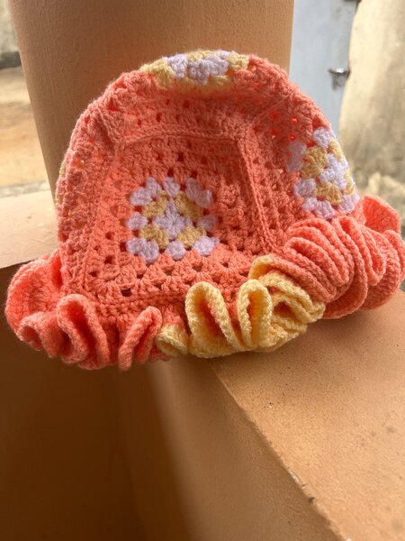 Chapeau crocheté coloré