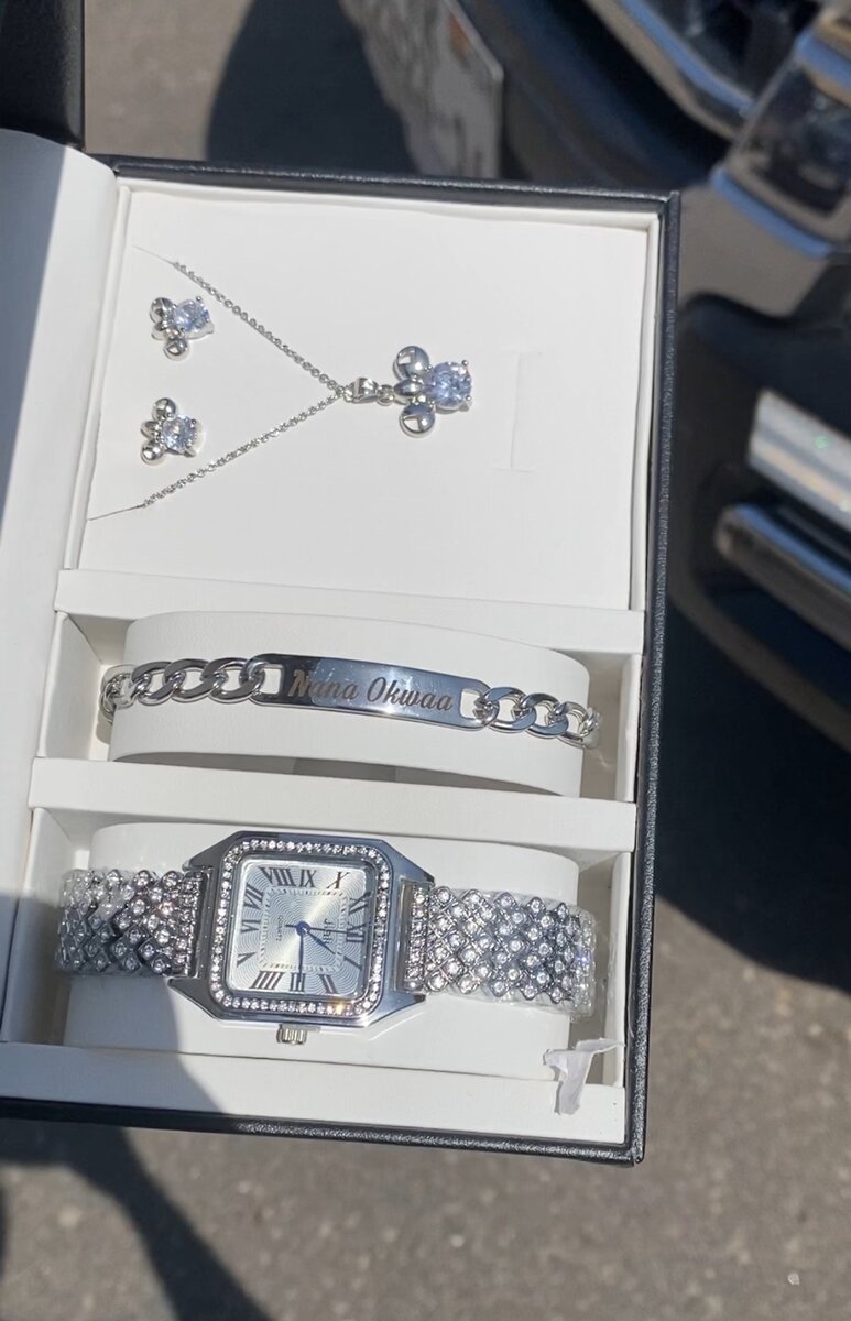 Jewelry box with customized bracelet