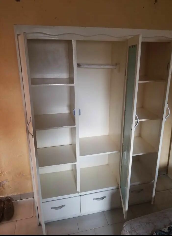 Armoire blanche avec miroir