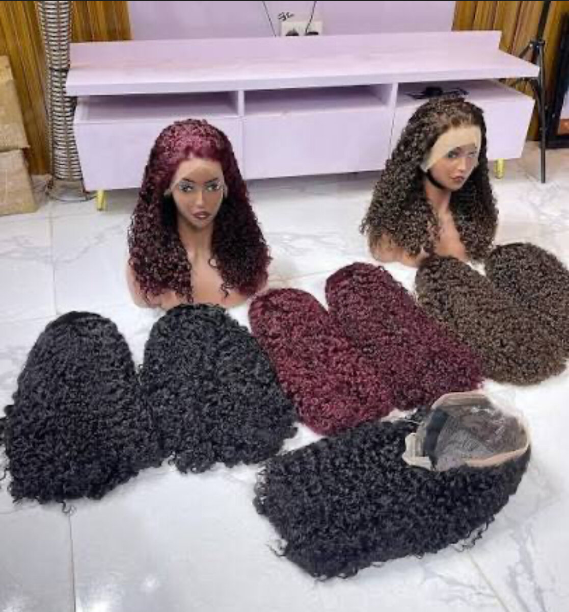 Perruque bouclée synthétique