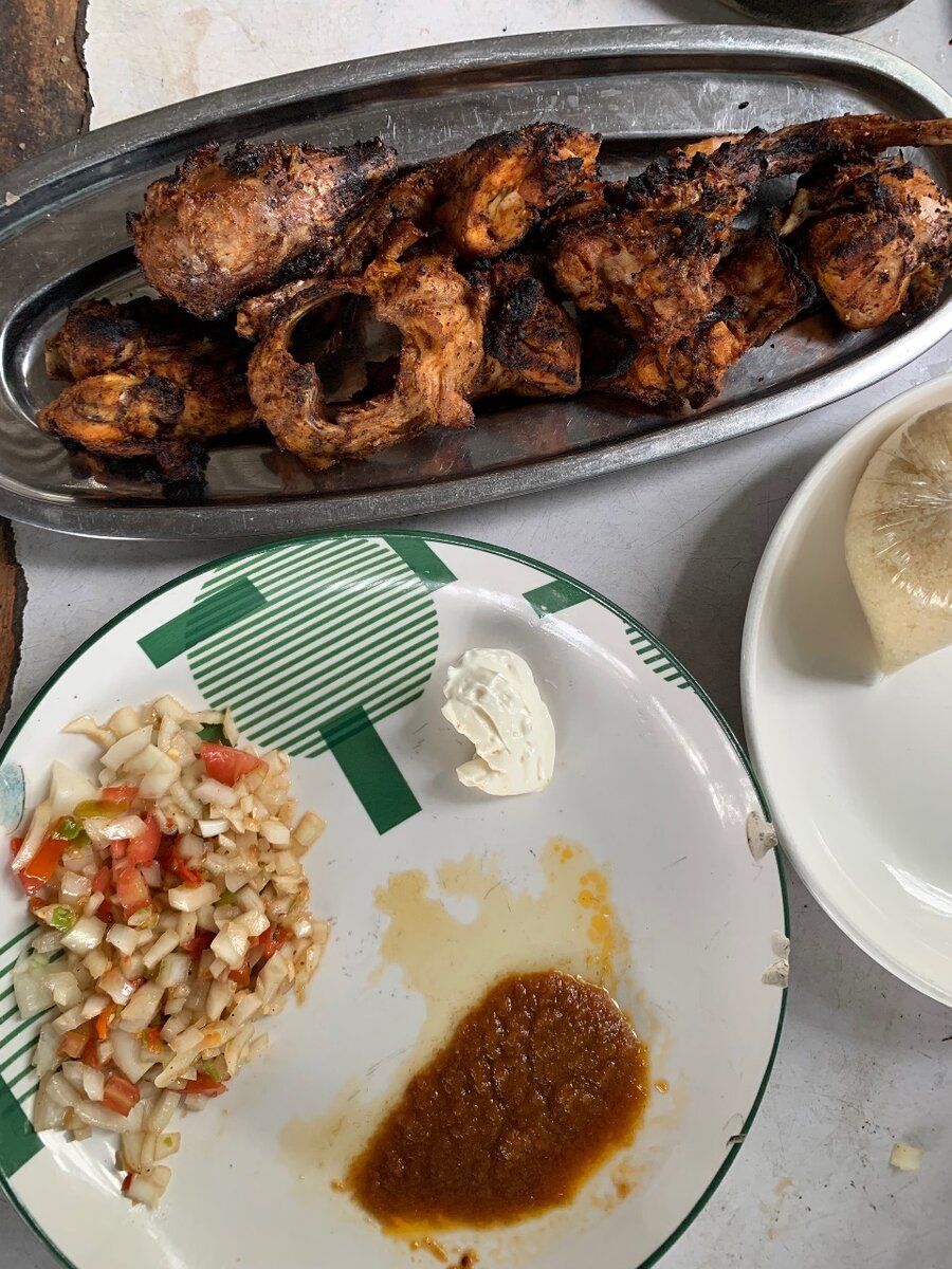 Poulet Grillé Épicé avec Assortiment