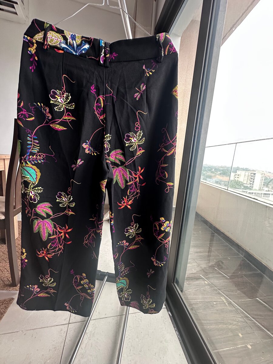 Pantalon noir à imprimé floral