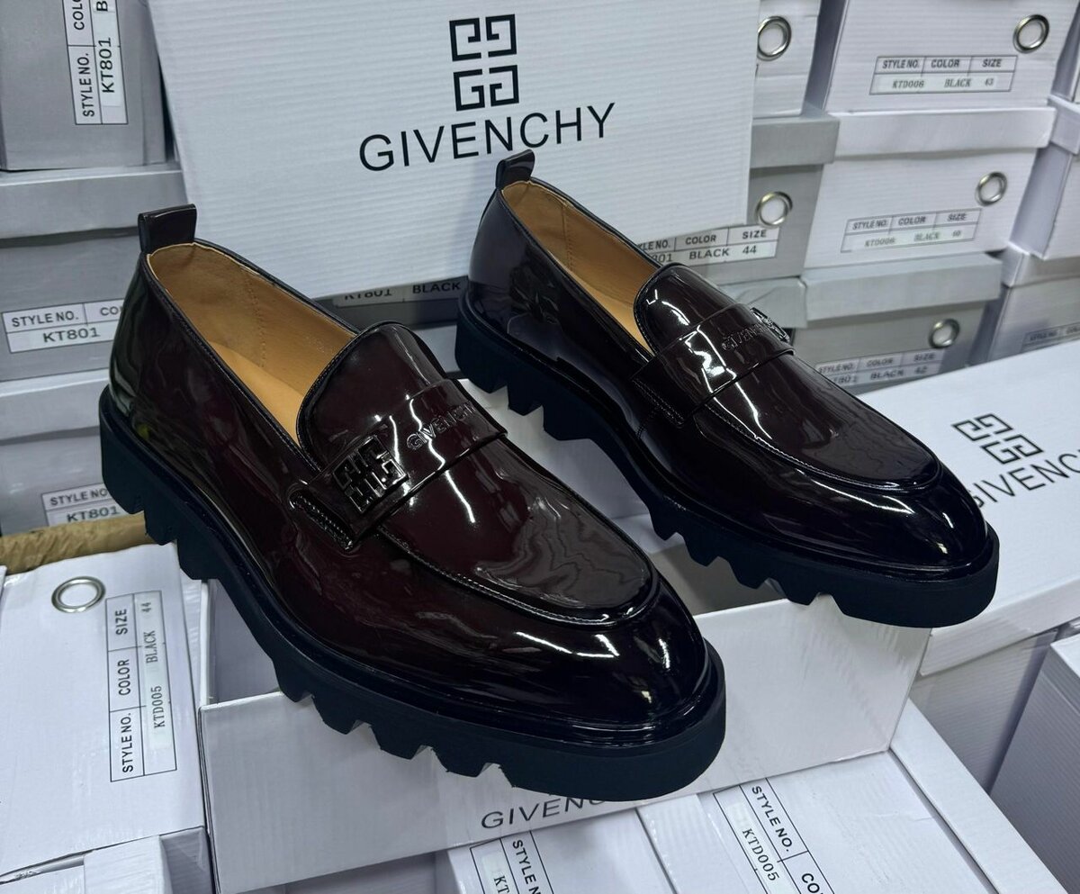 Mocassins en cuir verni Givenchy
