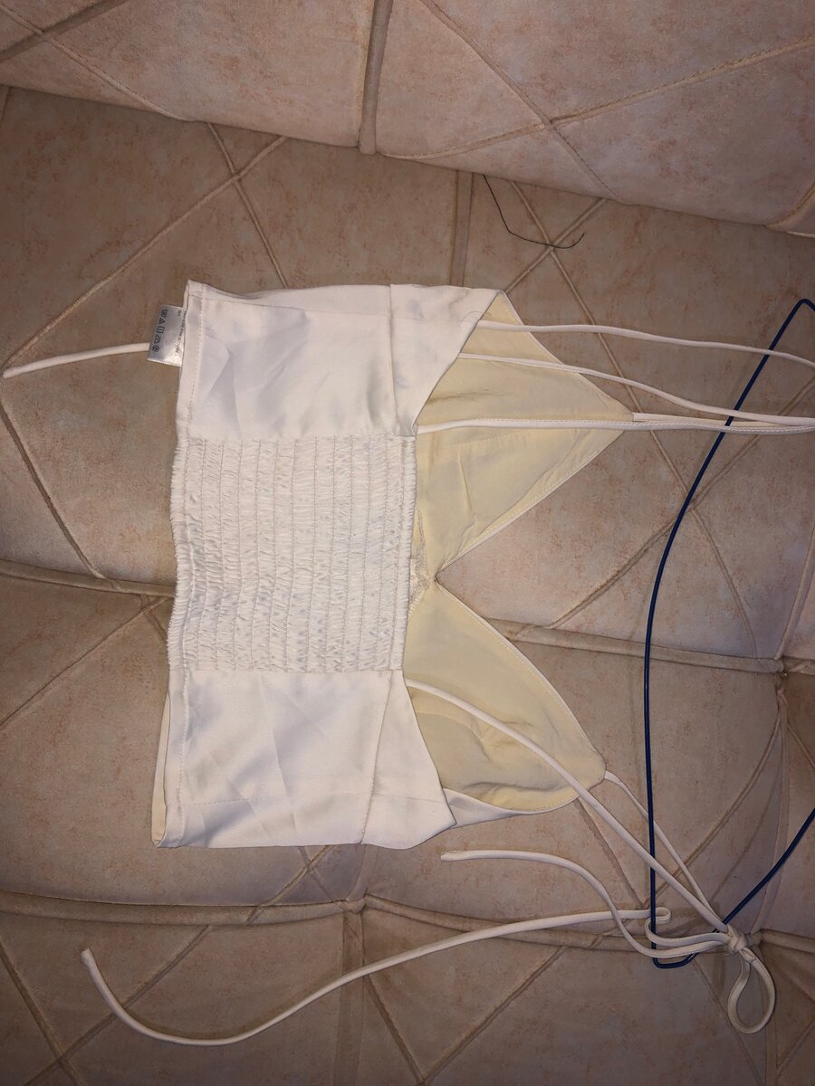 Top crop blanc avec boutons