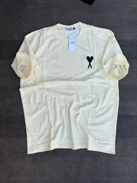 T-shirt crème avec logo cœur