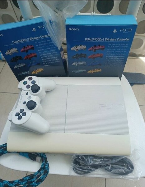 Console Sony PS3 Slim avec manettes