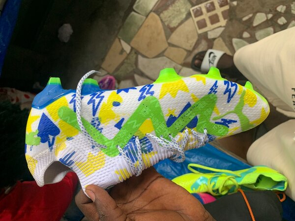 Chaussures de football colorées