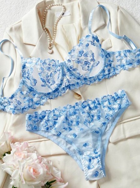 Ensemble de lingerie brodée