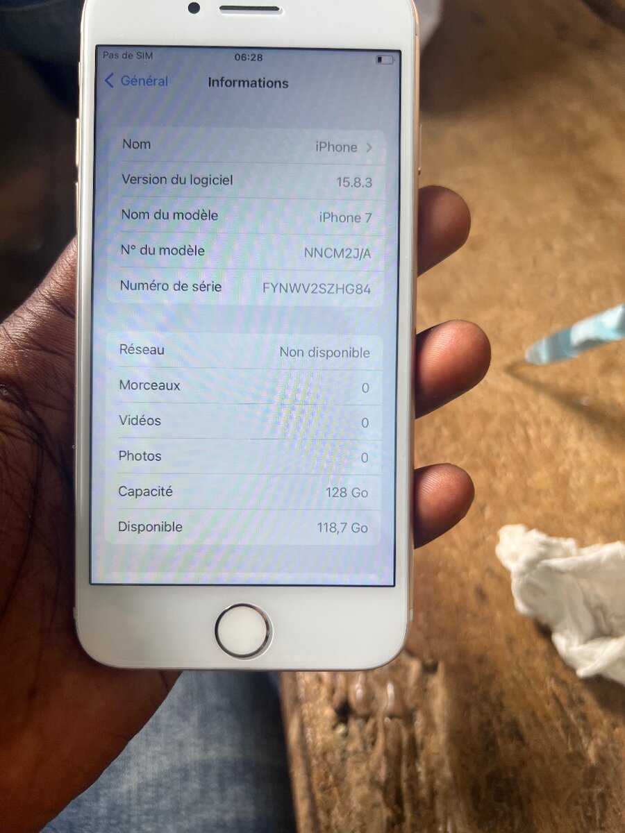 iPhone 7simple 128 giga  avec le carton