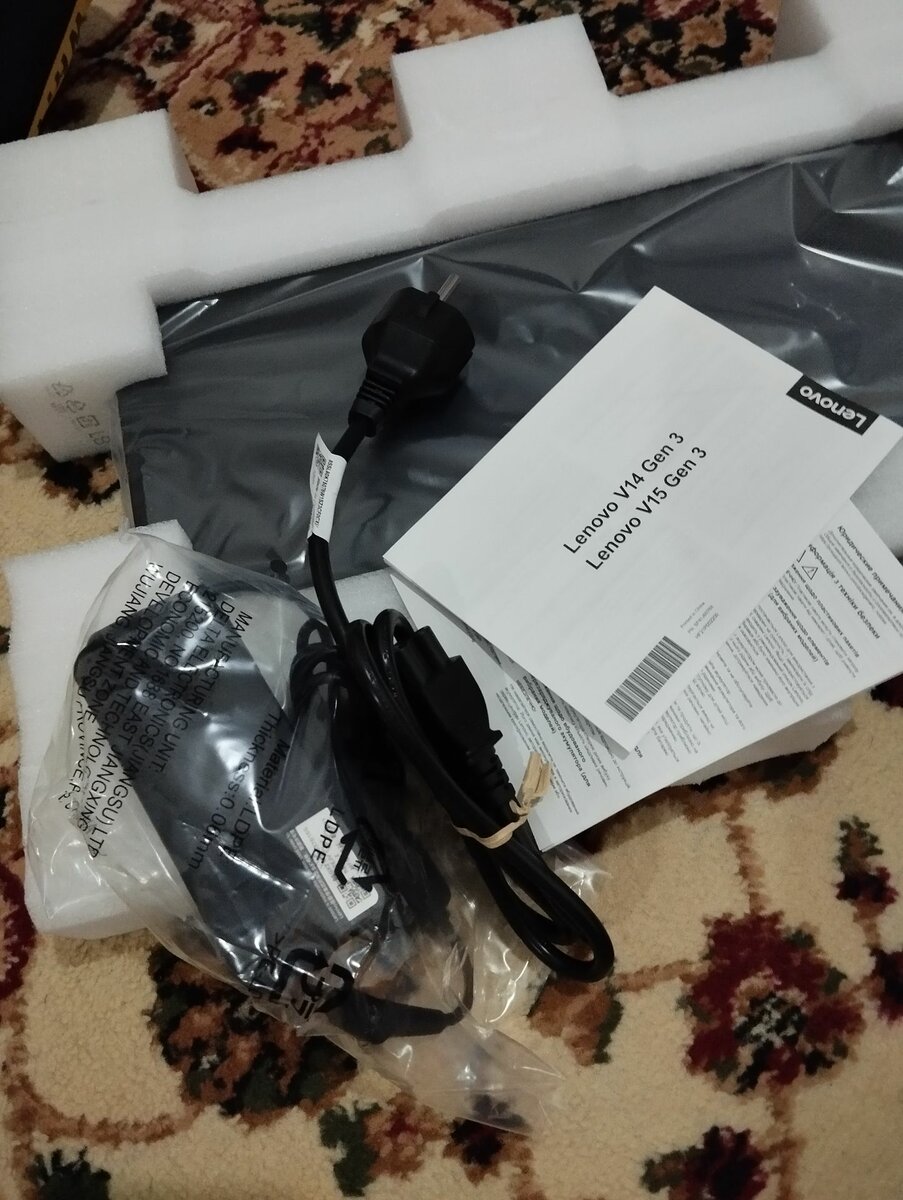 Lenovo V15 intel core i3-1215U