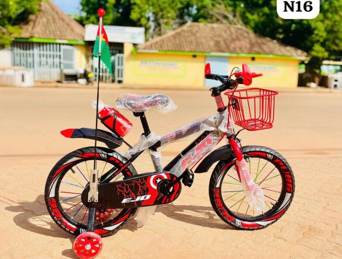 Vélo enfant avec roues stabilisatrices