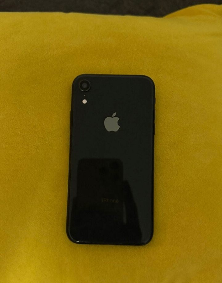 iPhone modèle récent en noir