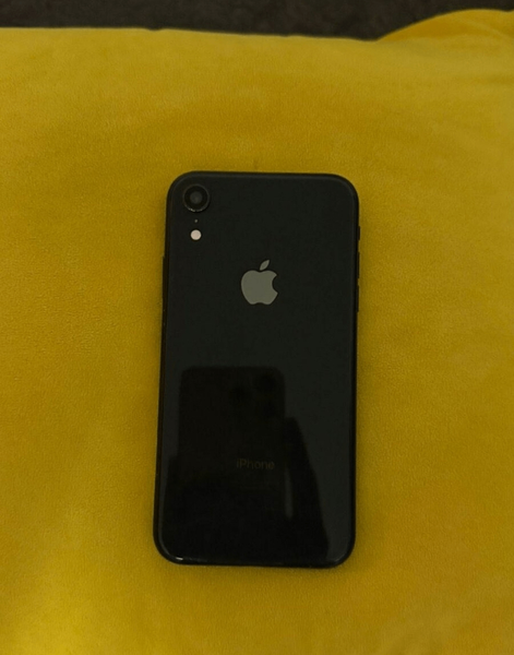iPhone modèle récent en noir