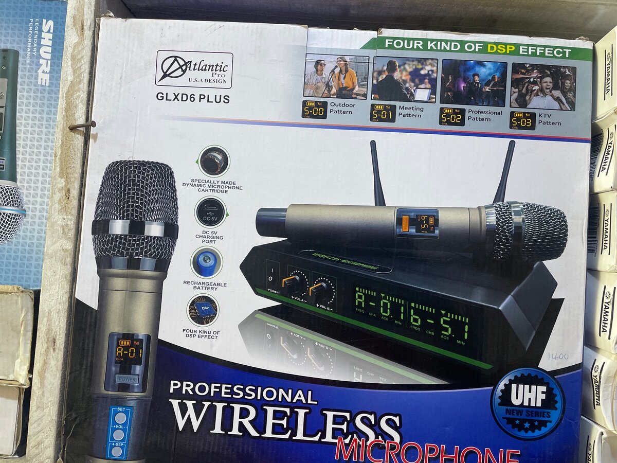 UHF professional wireless microphone