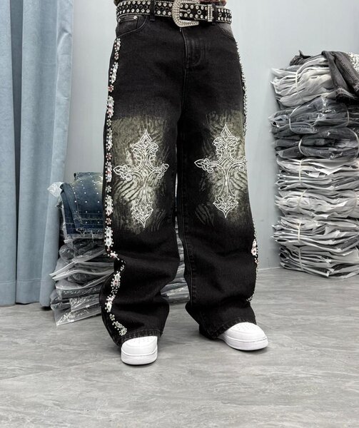 Jeans larges brodés à clous