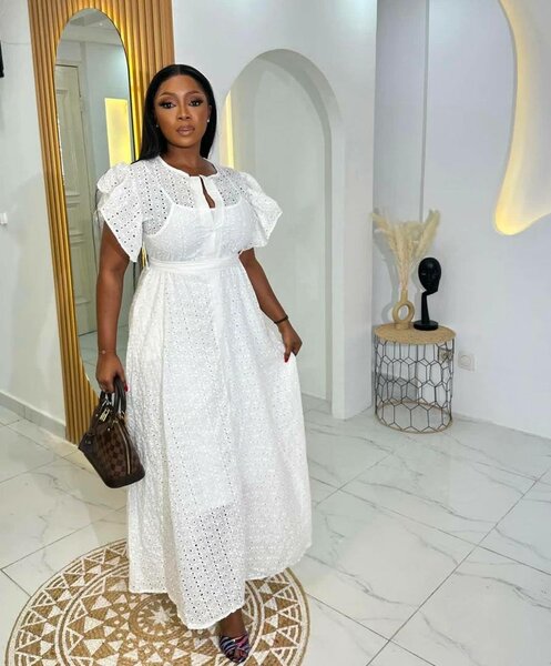 Robe longue blanche brodée