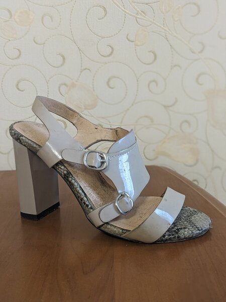 Лаковые босоножки