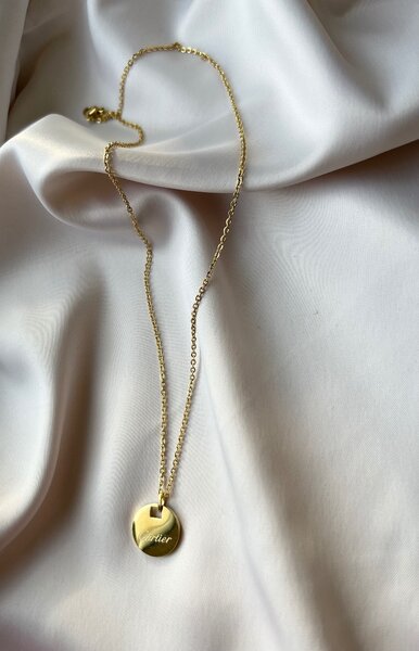 Цепочка с круглой подвеской и надписью Cartier