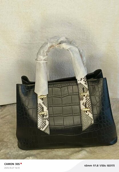 Sac à main en cuir noir élégant