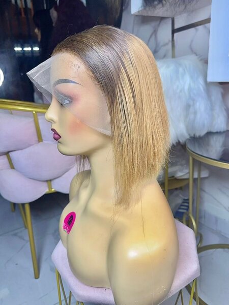 Perruque en dentelle bob blonde