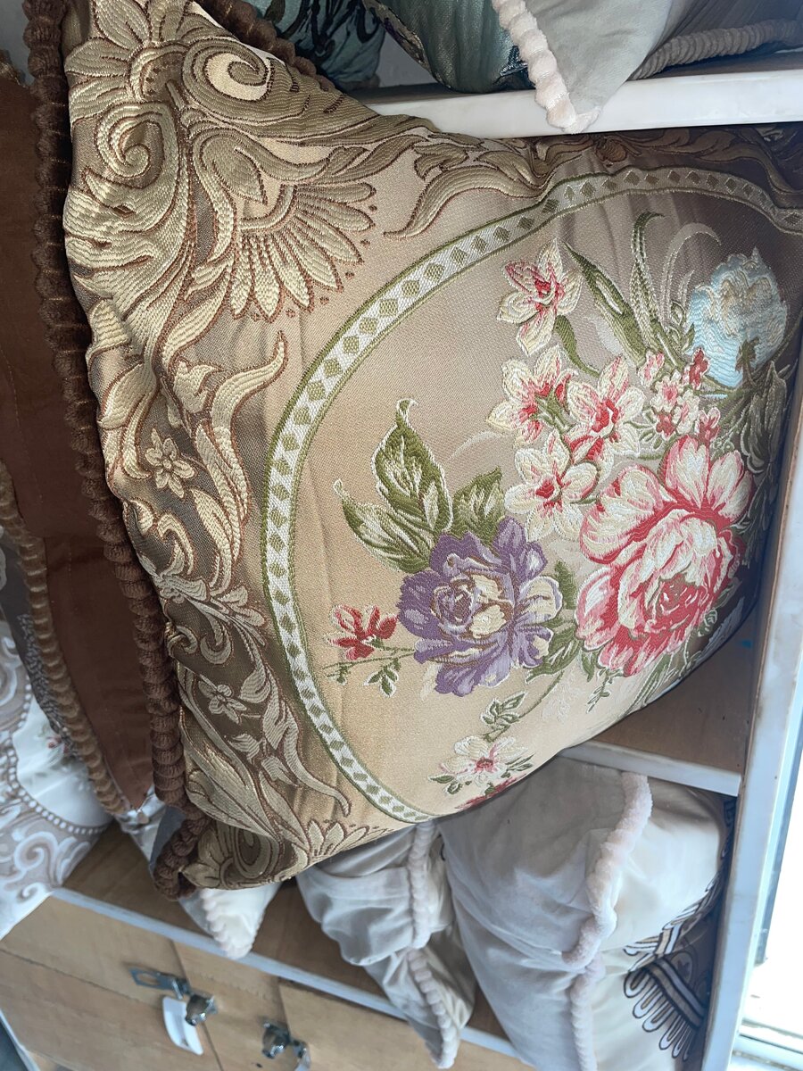 Coussin brodé floral élégant