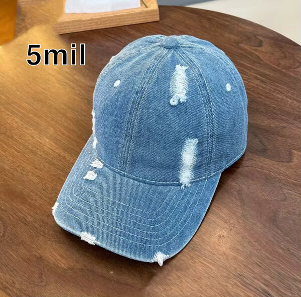 Casquette en jean déchiré