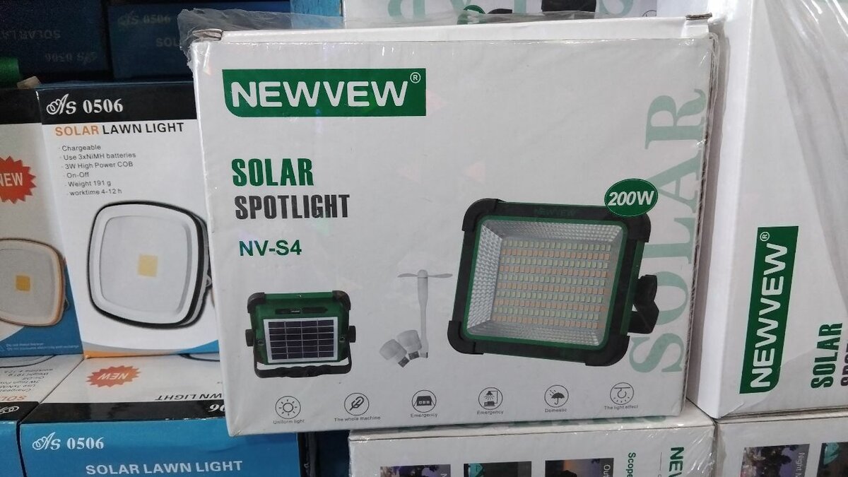 Projecteur solaire 200w combiné avec son panneau