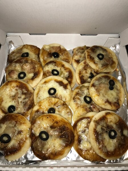 Mini pizzas aux olives noires