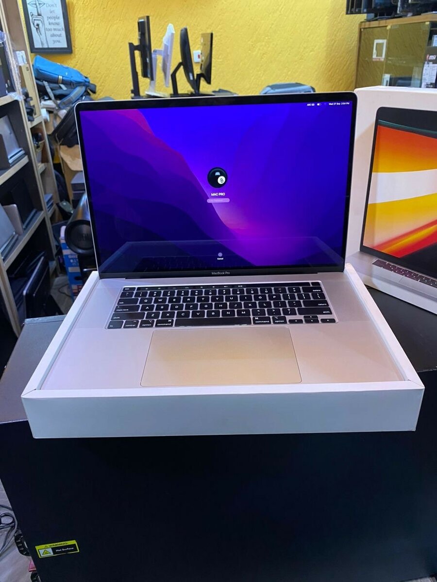 2019 macbook pro TOUCHBAR intel core i7 SSD 512GB RAM 16GB
