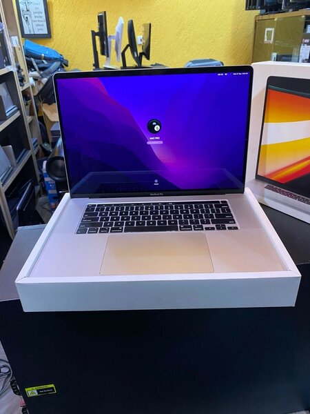 2019 macbook pro TOUCHBAR intel core i7 SSD 512GB RAM 16GB
