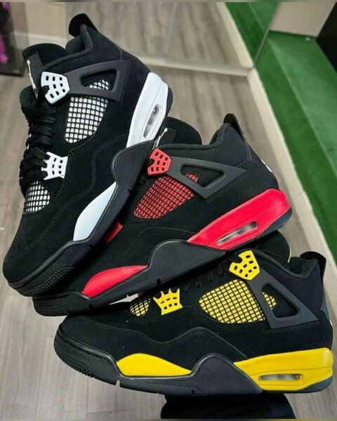 AIR JORDAN 4 RETRO. Sneakers