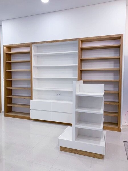 Bibliothèque moderne à plusieurs niveaux