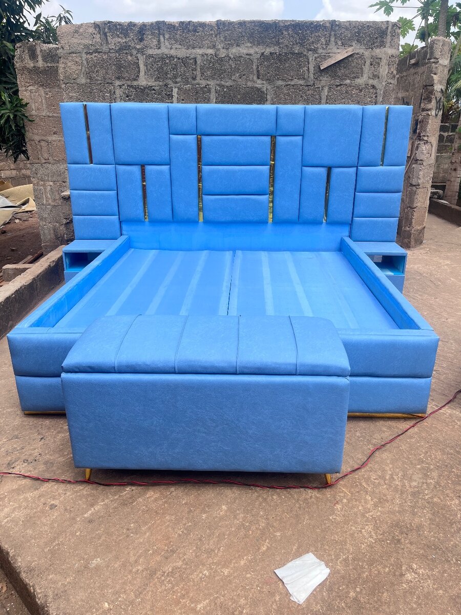 Queen with side and ottoman