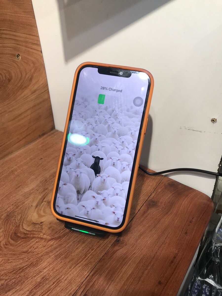 Wireless fast charger vertical