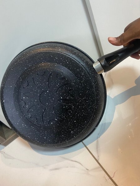 Non stick coated frying pan .
