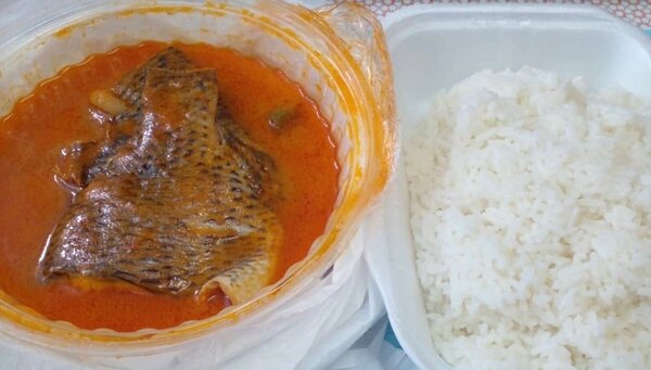 Poisson en sauce avec riz