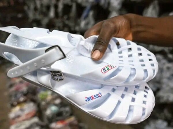 Sandales en plastique blanc