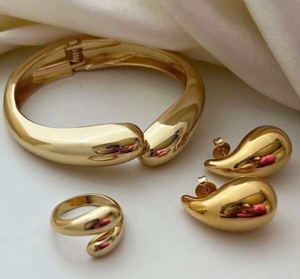 Ensemble de bijoux dorés élégants