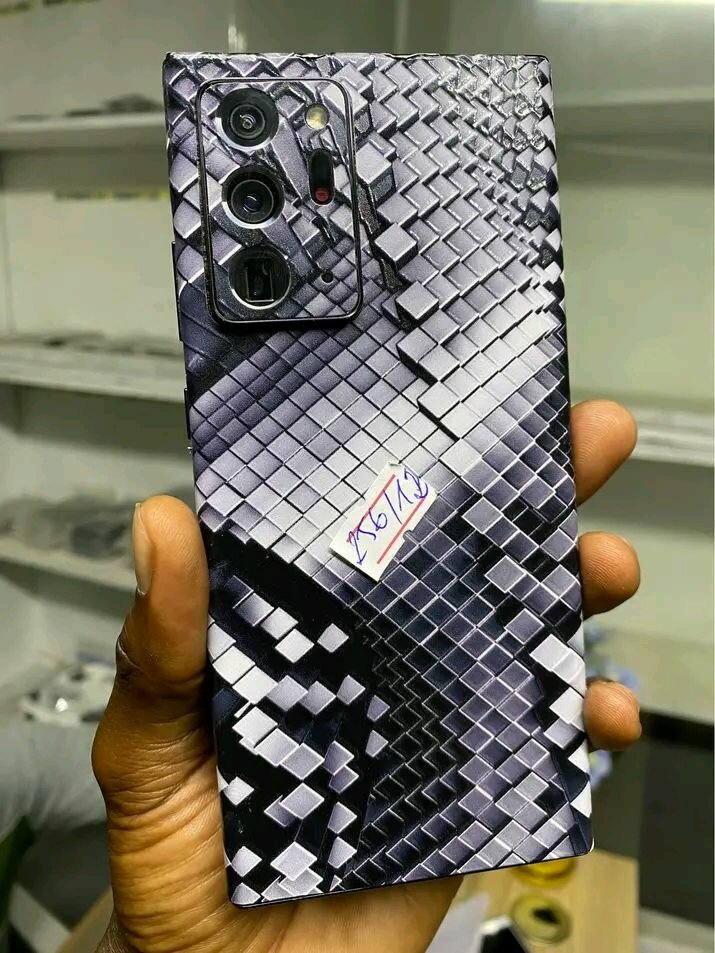 Smartphone haut de gamme design serpent