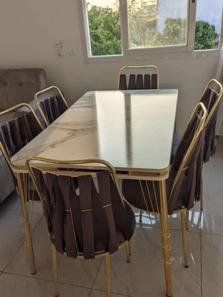 Table blanchie en marbre clair