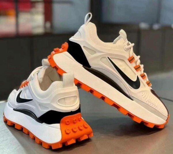 Baskets de sport blanches et orange