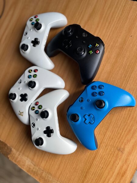 Xbox One S controllers