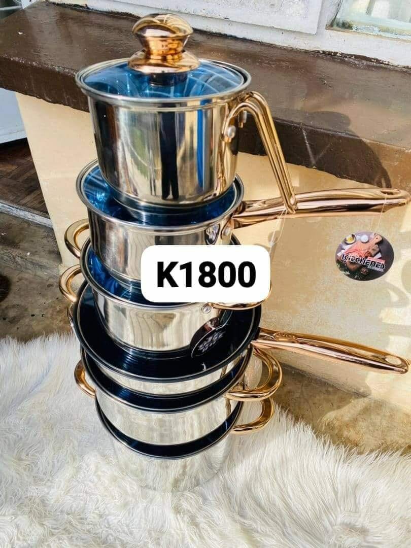 Set of pots of different sizes