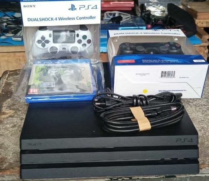 Console PS4 Pro 1To + 3 Manettes